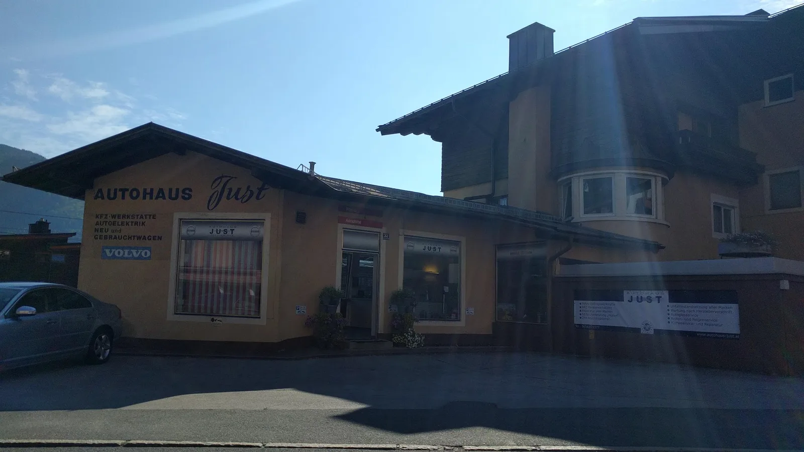 Fassade von Autohaus Just mit Werkstattbeschriftung